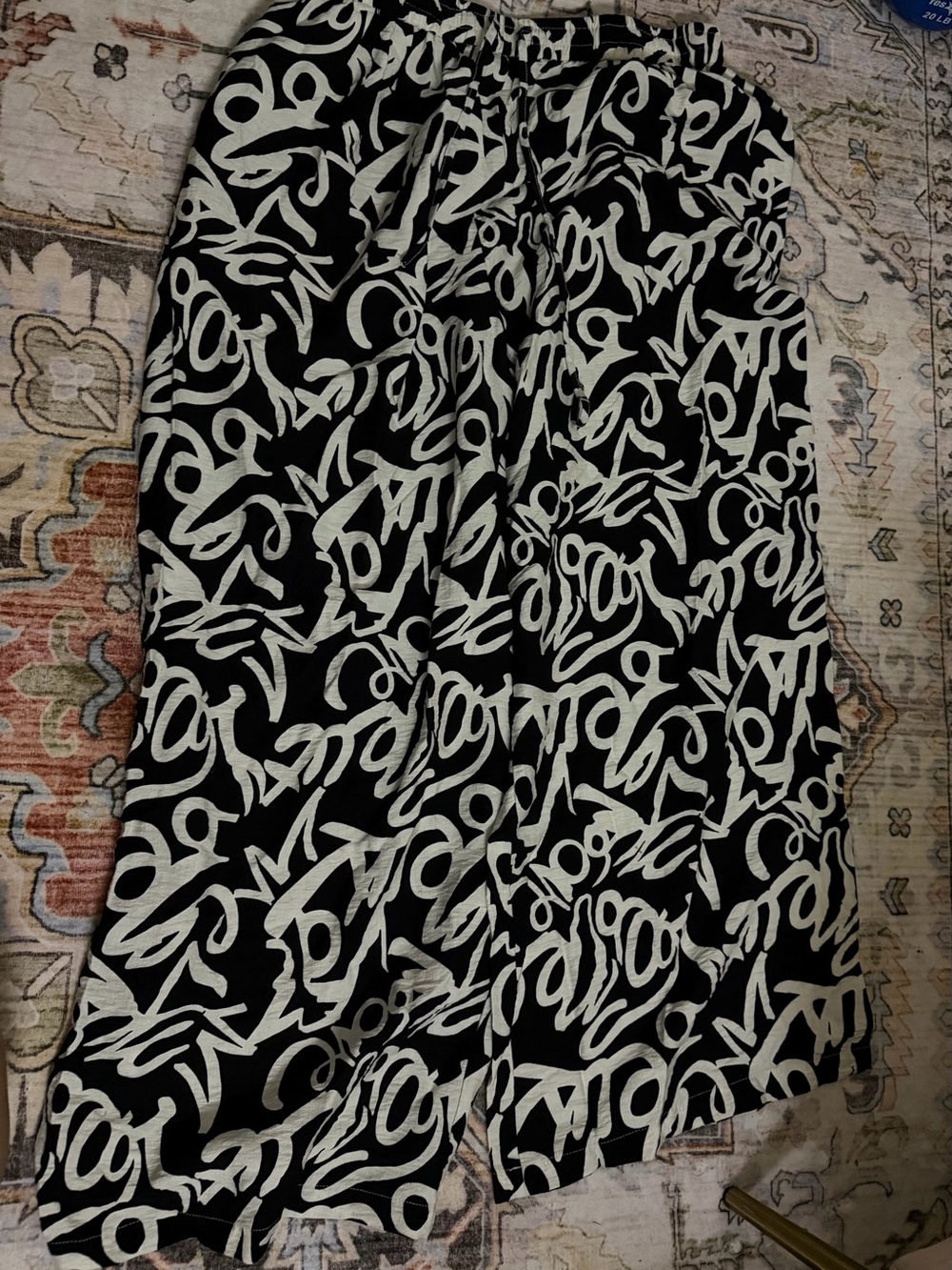 Black & White Graffiti Print pants